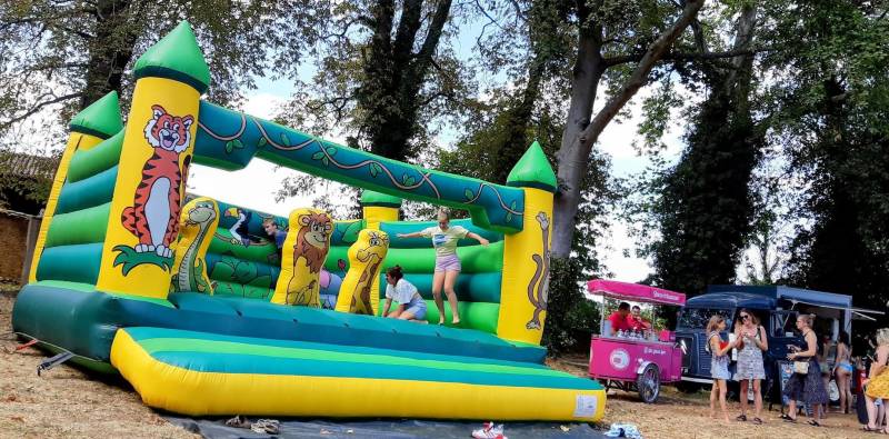 Location de château gonflable à Lyon proche de Villfranche sur Saône 