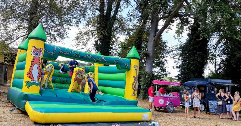 Location de châteaux gonflables adultes à Lyon et Rhône Alpes 